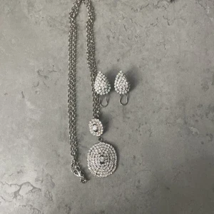 Silver örhängen och halsband  - Silver halsband och örhängen. Pris kan alltid diskuteras. Lägg bara ett bud så svarar jag så snabbt som möjligt.💖