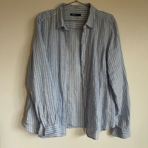 Linneskjorta - Randig skjorta i linne. Stor som en oversized för mig som har xs. Som en M/L enligt Ginas storleksguide. Använd flera gånger och är i bra skick.  Erbjuder mängdrabatt🌻