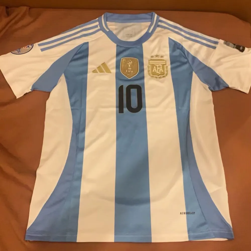 Säljer denna sjukt snygga och nya modellen 24/25 Argentina tröjan med Messi på ryggen. Använda, kvalite 10 av 10 skick 10 av 10. Sportswear.