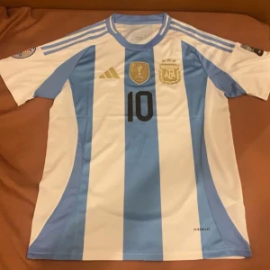 Mess tröja  - Säljer denna sjukt snygga och nya modellen 24/25 Argentina tröjan med Messi på ryggen. Använda, kvalite 10 av 10 skick 10 av 10