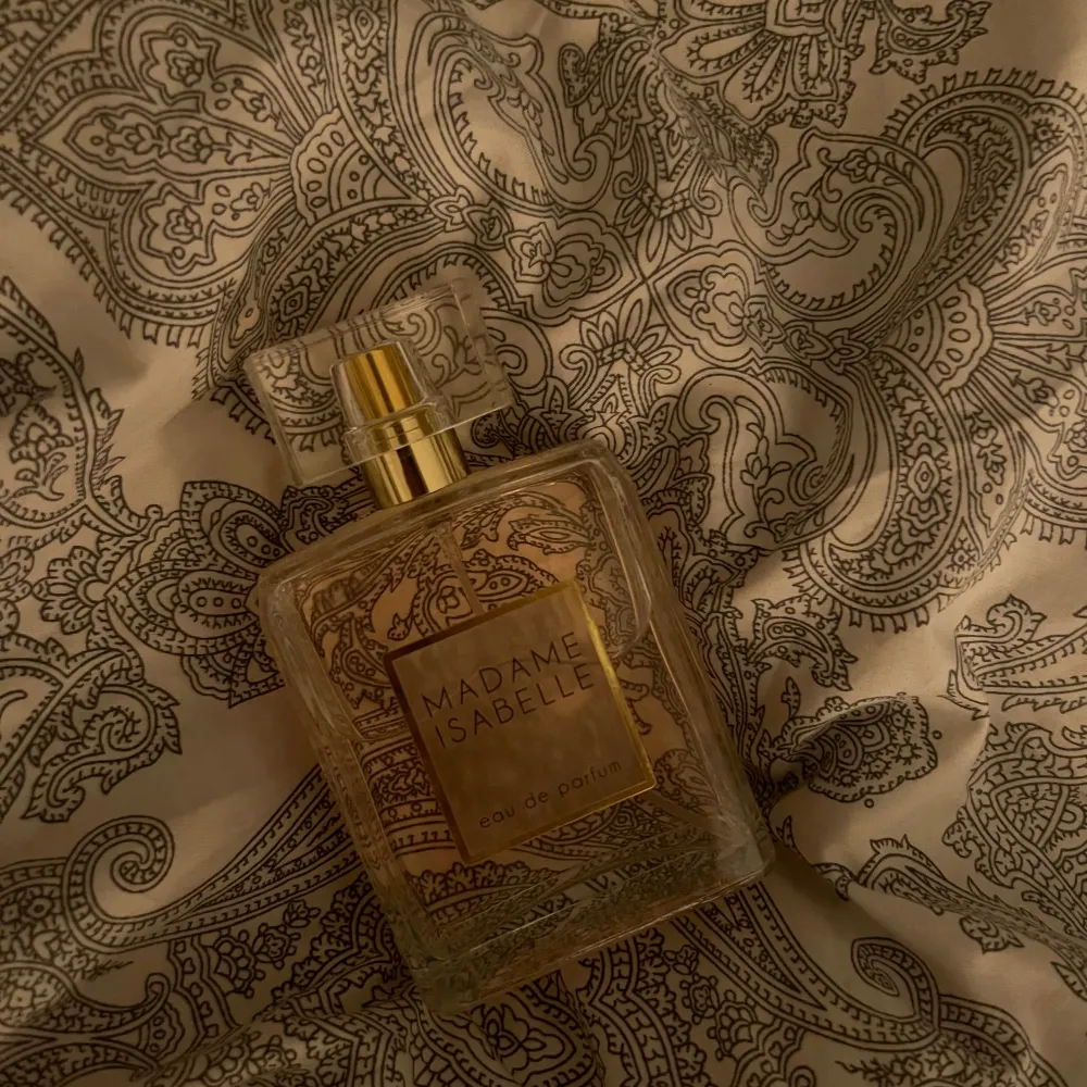 Säljer min eau de parfum madame isabelle, köpten den till min kompis, men blev aldrig av så hon fick den aldrig tyvärr.. Parfym.