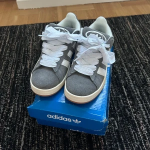 Adidas Campus 00 - Säljer ett par Adidas Canpus 00 i bra skick, använda fåtals gånger. Skriv gärna vid frågor eller funderingar.