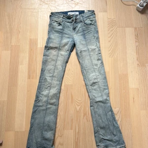Lågmidjade jeans - bershka - Knappt använda jeans ifrån Bershka i storlek 32, lågmidjade och smuts blå färgade!!💓