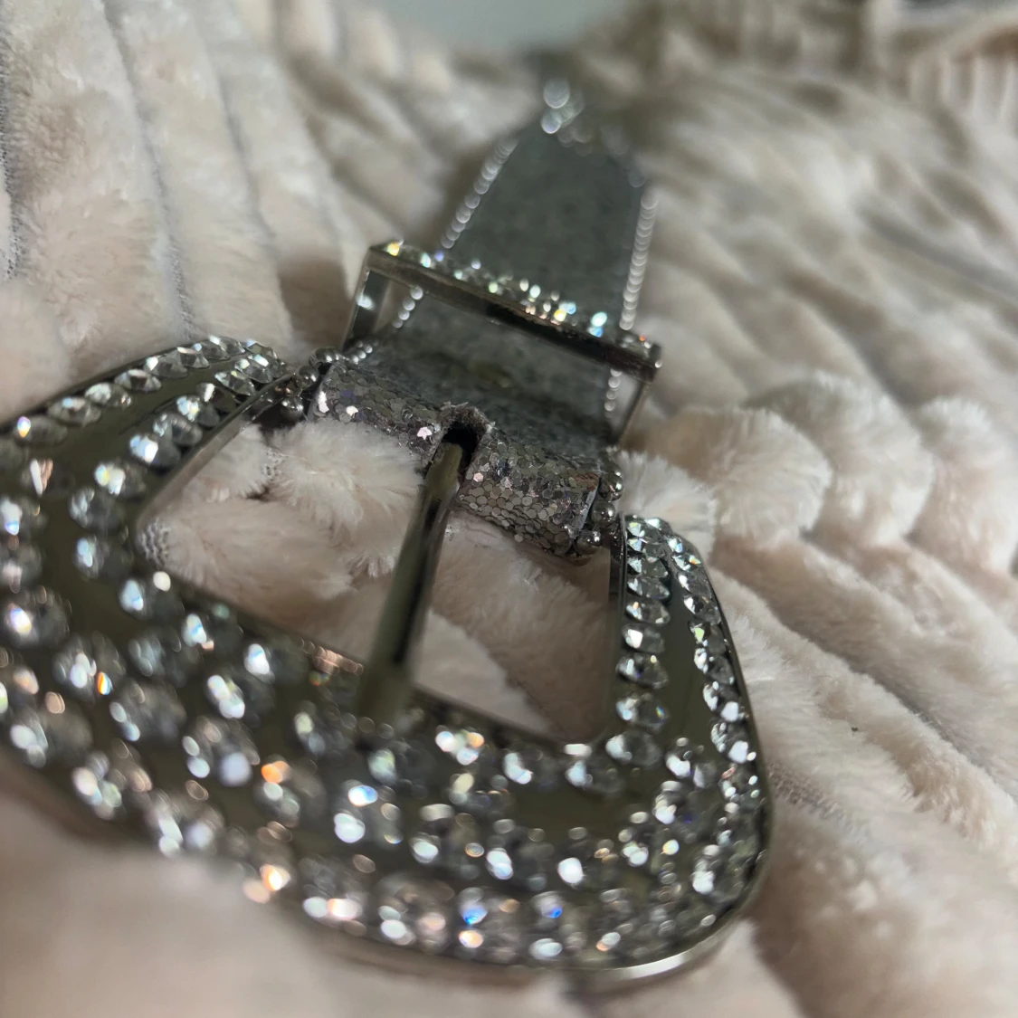 Glittrigt silver skärp  - 90