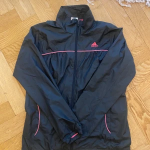 Adidaszipup  - Jätte fin svart och rosa adidas zip up. Har använt den kanske 2 gånger. Skriv för mer bilder/information.