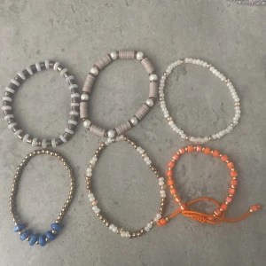 6 Armband  - 6 fina armband. Oranga har jag aldrig använt köpt i Irak för 2 väskor sedan 19kr kostade den. Sen finns det den som är nummer 2 på bilden när jag inte har på mig dom. Den är köpt på Sig Ålens har jag för mig för 45. Dom andra 4 är köpta i Astralien. 