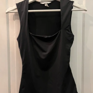 Svart topp - Svart basic topp från H&M i storlek XS!!<3