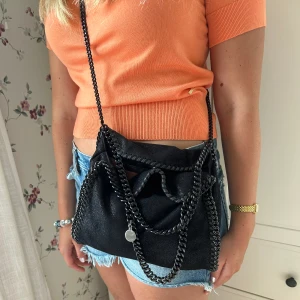 Stellamcartney väska  - Stellamcartney falabella mini tote bag, köpt här på plick förra året. Inget kvitto därav priset. Nypris ca 10 000kr, pris kan diskuteras vid snabb affär.  Kan både mötas upp och skicka! Skriv för fler bilder. 💘