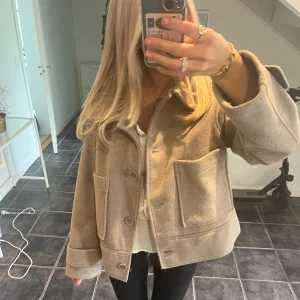 Kappa - Säljer min fina beigea kappa ifrån Kappahl🩷🩷använde den endast i höstas därav är den i väldigt bra skick den är endast lite noppig men det går lätt att ta bort!🩷nypris 900kr