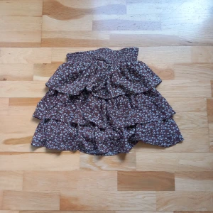 Kjol blommog storlek 158/164 - Bra skick storlek 158/164 säljer pågrund av för liten 