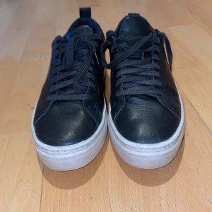 Skor  - Snygga skor i storlek 36. Använda ett par gånger . Annars i nytt skick .  Säljer för 500 , köpt för 1000. 