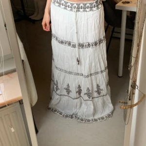 Maxikjol - Superfin vit maxikjol från zara. Helt oanvänd med prislappen kvar. Sälja pga att jag ej får användning för den💗 