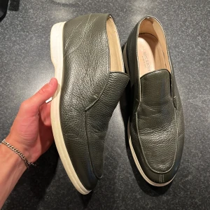 Rose and born skor  - Rose&born liknar loro piana open walk väldigt fint skick ny pris 5,999kr. OG grejer som box och dustbag följer med. Om det skulle finnas flera frågor är det bara att höra av sig🙌