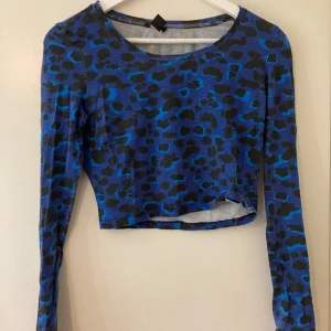 Långärmad tröja - Tajt, långärmad magtröja från monki i storlek s. 