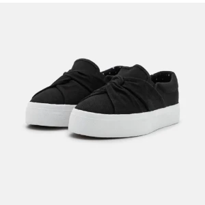 Byte!! - Hej! Jag köpte dessa skor här på plick; men det var tyvärr lite för stora för mig. Jag undrar om någon har sånna skor som de vill byta från 39 till mina i storlek 40. Kan mötas upp i Stockholm eller posta 😊