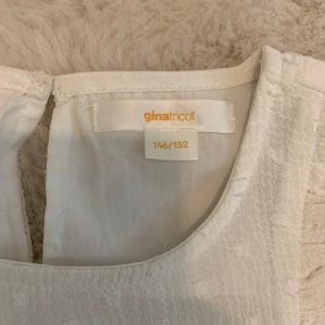 Gina tricot blus - Snygg blus från gina tricot i strl 146/152. Frakt ingår i priset! Använts 5 gånger och nytvättad💕.