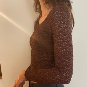 Topp - Topp med unik material. Brunfärg. Köpt på humana 
