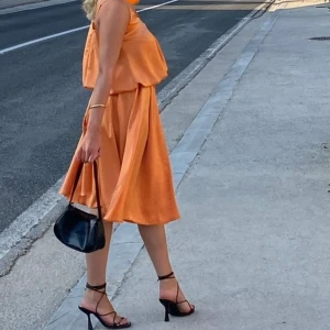Satin dress - Jättefin orange satinklänning från HM! Använd endast en gång så superfint skick! Storlek S💕