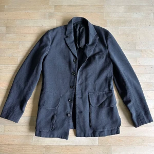 Comme Des Garçons Homme Deux Jacket - Magnifik blazer/jacka från cdg homme deux, bra 8/10 skick. strl 50.  Mått: Axel till axel: 42 cm Längd: 79 cm Bredd: 49 cm Ärmlängd: 65 cm