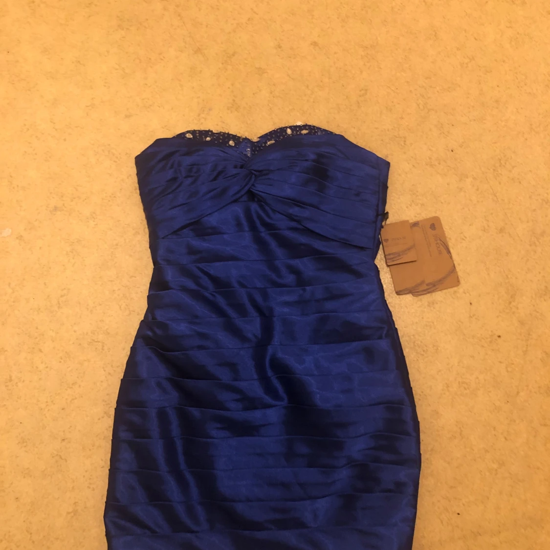 Kungblå axelbandslös klänning