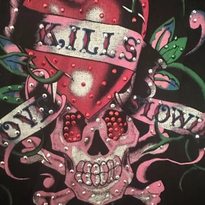 Ed Hardy T-Shirt XL - Asfet ed hardy t-shirt i strl XL i bra skick! skulle säga att den passar mer som en L/XL 🖤skulle nog passa en M om man vill ha en mer baggy fit 💋 