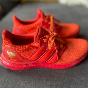 ULTRABOOST RÖD/ORANGE - Säljer dessa skor, helt oanvända