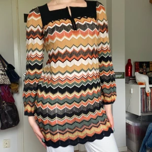 Missoniklänning i merinoull - Missoniklänning i klassiskt sicksackigt mönster med fyrkantig halsringning och ballongärmar. Storlek 36 men skulle snarare säga 34, för liten på mig som är 36:a.