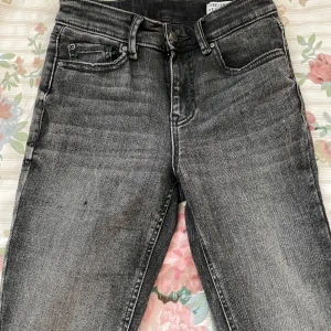 Gråa jeans - Gråa jeans från vero Moda. Innerbenslängden är 70 cm. Midjan är 29 cm rakt över. Köpta för 600 kr på jeansbolaget💗