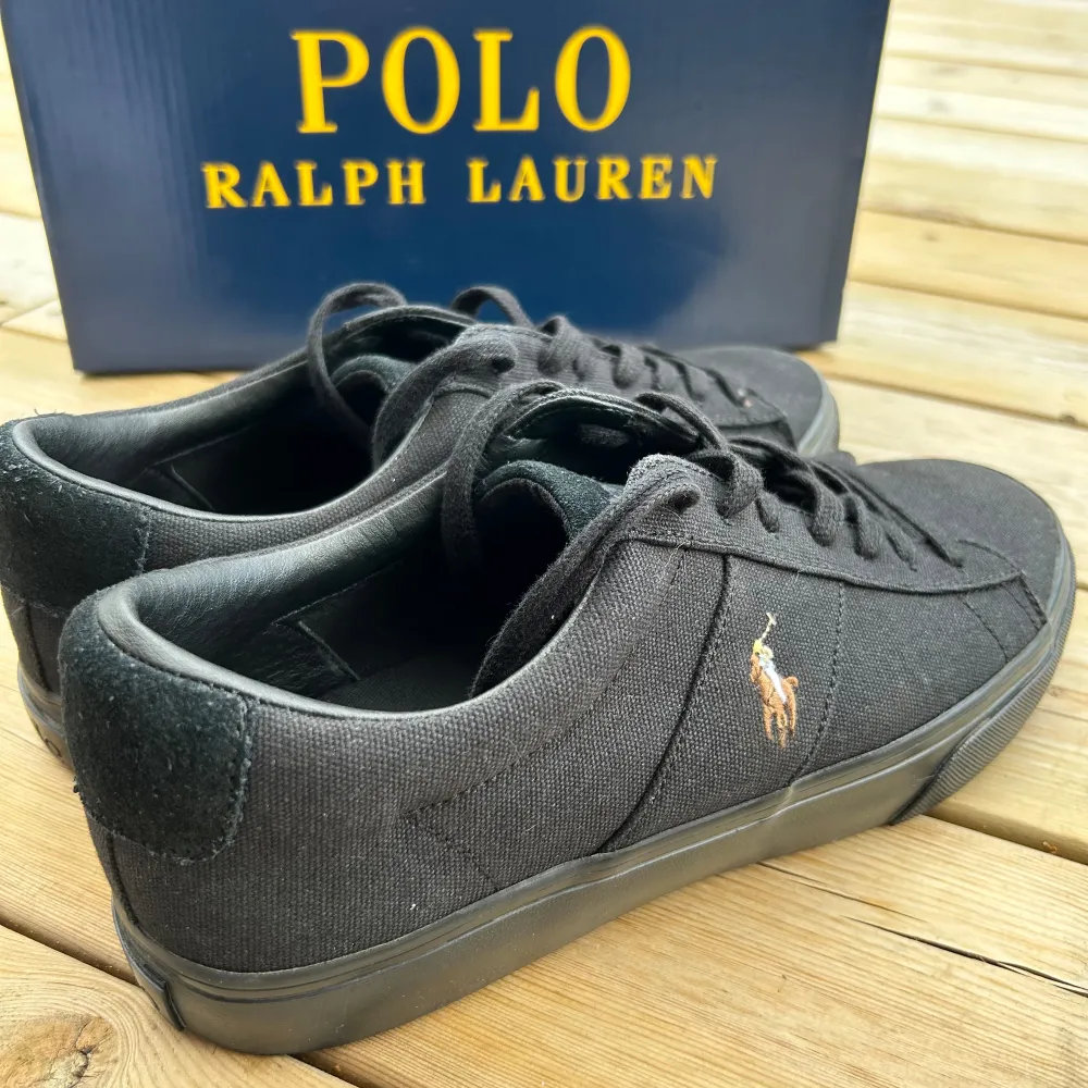 Polo Ralph Lauren Skor i Storlek 42 Skorna är i toppen skick, som nya. Dem har endast används någon enstaka gång. Förpackning till skorna ingår.. Skor.