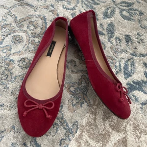 Ballerina skor  - Jätte söta röda ballerina skor med rosett! Fått många komplimanger för dessa⭐️🌸☺️