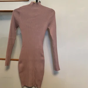 Petite stickad klänning  - Petite stickad klänning storlek 34, använd endast en gång! 