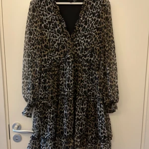 Leopard klänning - Långärmad leopard klänning från vero moda. Endast använd 2 gånger men är helt som ny! Finns dragkedja på sidan!!