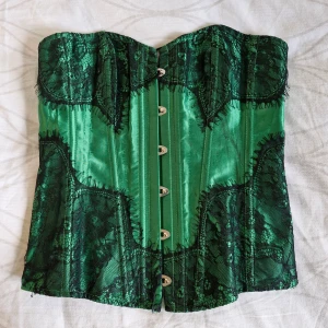 Grön korsett Adore Me - Superfin äkta korsett från Adore Me 🌸  Gammal modell, nypris ca 700 kr. Nedsatt pris pga fläck som syns på andra bilden. Den är obehandlad, kan säkert gå bort i tvätt eller med fläckbortagning.   Hör gärna av er vid frågor!  