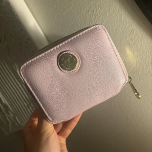 Plånbok  - Fin rosa plånbok ifrån Don Donna. Plats för kort, mynt och sedlar