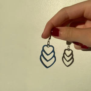 Blåa örhängen - Ett par klarblåa örhängen i trä. Hjärt/löv formade. Fått dem och därför osäker på vilket märke de kommer ifrån. Pris kan självklart diskuteras!