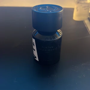 Zlatan Ibrahimovic Pour Homme Edt - 40ml, knappt använd. Ca 95% kvar, autentisk. Skriv om ni har några frågor.😊