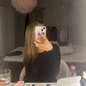 Intimisimi tröja - Köpte den i julas men den har inte kommit till användning💗Den har ett hål vid handleden men de syns endast om man drar ut armen💗annars är den i fint sick inga noppror eller så 💗köpt för 500kr säljs för 170