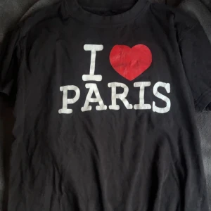 t-shirt  - skön ”i ❤️ paris” t-shirt köpt i paris, ganska sprucket tryck därav d låga priset men fof snygg på. storlek S 