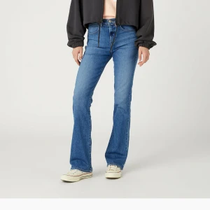 Bootcut jeans  - Långa blåa bootcut jeans från Wrangler. Storlek W30/L34. Lågmidjade. Använda fåtal gånger, mycket bra skick. Skriv privat för fler bilder. 