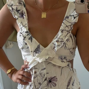 Slutsåld sommar Jumpsuit, xs - Fin sommar jumpsuit från hm. Storlek xs. Varsamt använd.