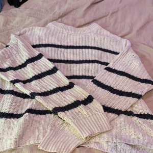 Stickad vit/mörkblå randig tröja - Nu säljer jag en vit/mörkblå randig tröja som är använd. Kontakta gärna innan köp💕