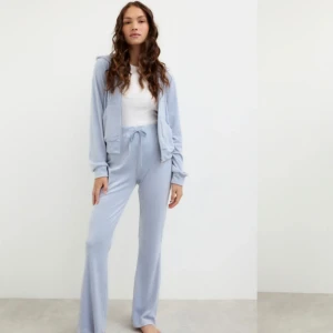 blå velour set - Mycket fint velour set från Gina tricot i str xxs💓 används 2-3 ggr då byxorna var för långa. Byxorna för 110kr, hoodien för 90kr eller båda för 180kr🙏🏻