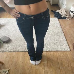 Lowwaist flared jeans - Sånna snygga jeans köppta secondhand💕 Är tyvärr för långa för mig som är 160🥰 Tveka inte för att höra av er vid frågor eller mått 💕