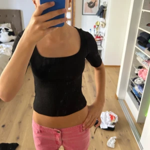 Topp  - Säljer en jätte fin Basic topp❤️❤️ skriv om intresse. Tryck ej på köp direkt,använder bara Swish ❤️❤️