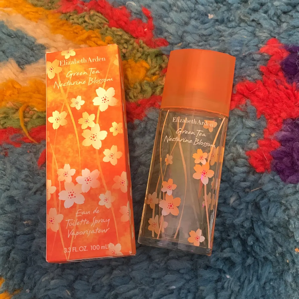 Elisabeth Arden green tea nectarine blossom  Eu de toilette spray ca 4/5 kvar   . Skönhet.