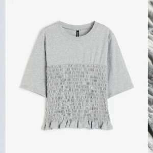 Smockad tröja - Helt oanvänd, lappen finns kvar. Jätte fin tröja!