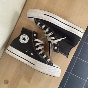 Höga converse 40 - Chunk Taylor all star lift i strl 40. I princip nyskick då jag råkade köpa för små. Har bytt skosnören på dom till bredare, och hittar tyvärr inte original-snörena, men enligt mig är det snyggare med breda ⭐️⭐️⭐️