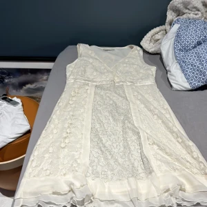 En fin klänning  - En grädd vit klänning i storlek 38 använd fåtal gånger 
