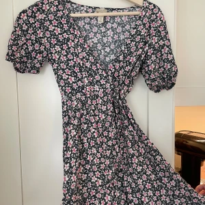 Blommig miniklänning  - Blommig miniklänning som är omlott, använd men i bra skick!🥰