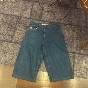 Big boys  - Bra skick men de e vanliga byxor som e om gjorda till nästan längre jorts 4 o kvart